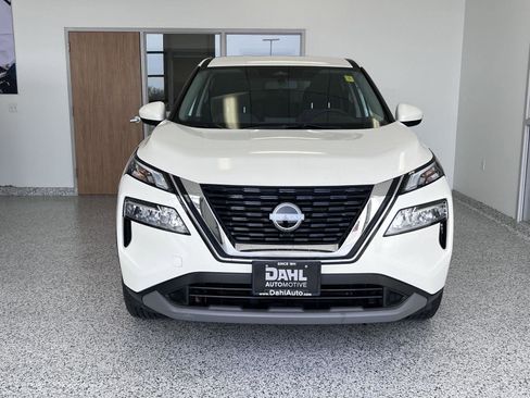 Used 2023 Nissan Rogue SV image 2