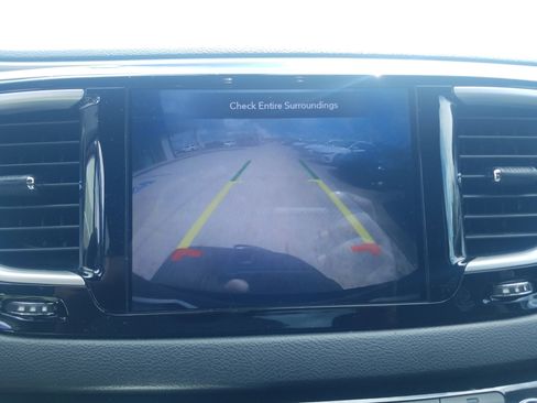 Used 2020 Chrysler Pacifica Touring w/ S Appearance Package image 17