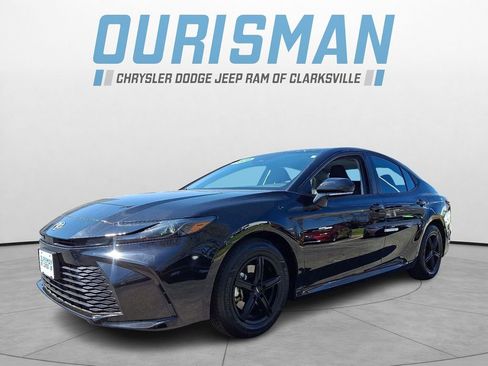 Used 2025 Toyota Camry LE image 3