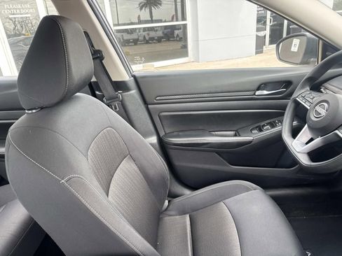 Used 2025 Nissan Altima 2.5 SV FWD image 13