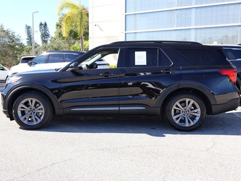 Used 2022 Ford Explorer XLT w/ Equipment Group 202A image 5