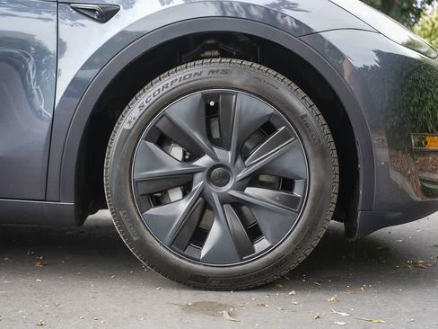 Used 2025 Tesla Model Y Long Range AWD/4WD image 9