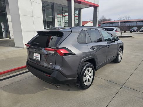 Used 2019 Toyota RAV4 LE image 4