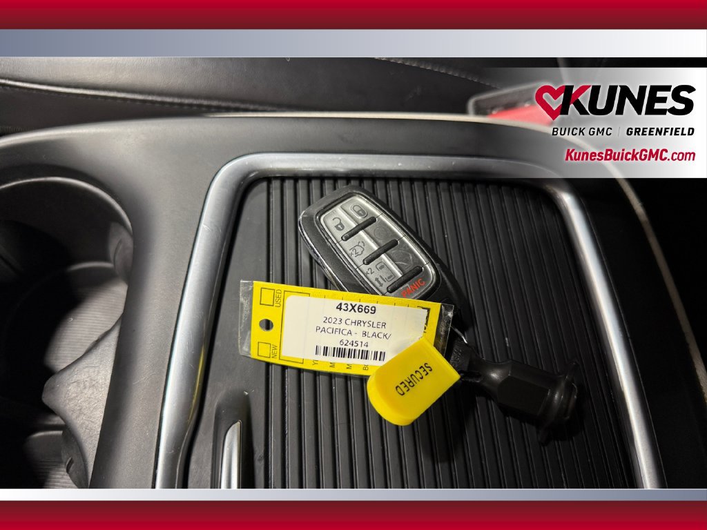 Used 2023 Chrysler Pacifica Touring-L FWD image 39