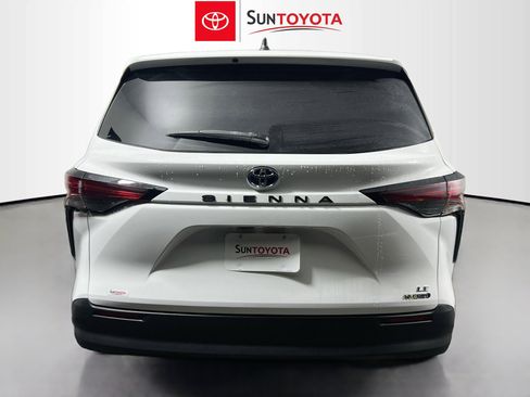 Used 2021 Toyota Sienna LE FWD image 5