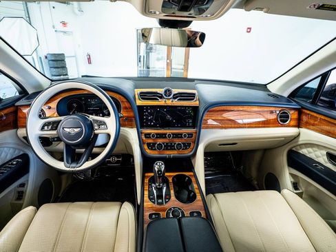 Used 2021 Bentley Bentayga image 61