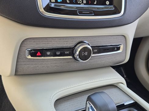 Certified 2025 Volvo XC90 B5 Plus w/ Protection Package Premier image 23
