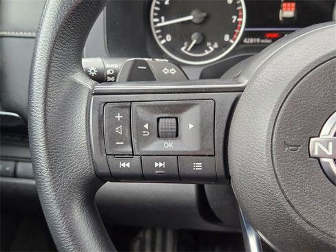 Used 2023 Nissan Pathfinder S image 28