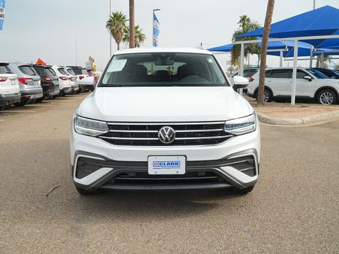 Used 2024 Volkswagen Tiguan SE image 2