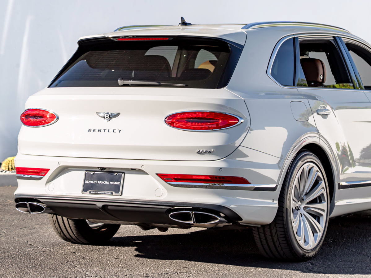 Used 2023 Bentley Bentayga Plug-In Hybrid AWD/4WD image 12