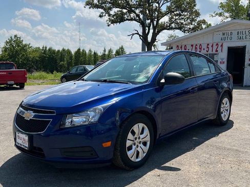 Used 2013 Chevrolet Cruze LS image 2
