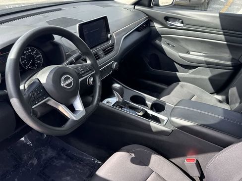Used 2025 Nissan Altima 2.5 SV FWD image 13