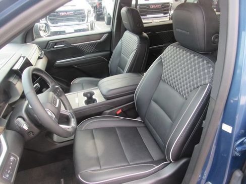 Used 2025 GMC Acadia Denali w/ LPO, All-Weather Package AWD/4WD image 11