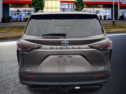 Used 2023 Toyota Sienna XLE image 6