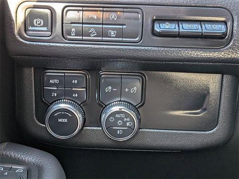 Used 2024 GMC Yukon XL Denali image 28