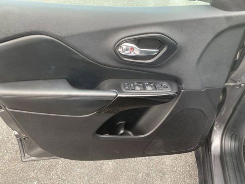 Used 2019 Jeep Cherokee Latitude Plus image 11