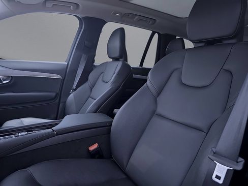 Certified 2025 Volvo XC90 B5 Core AWD/4WD image 24