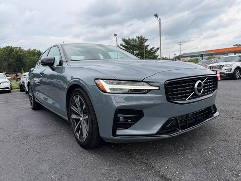 Used 2022 Volvo S60 B5 Momentum w/ Premium Package AWD/4WD image 3