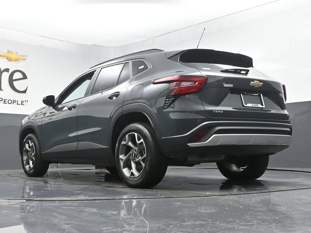 Used 2025 Chevrolet Trax LT FWD image 5