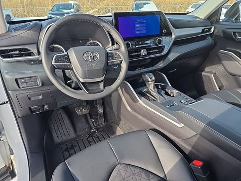 Certified 2025 Toyota Highlander XLE image 15