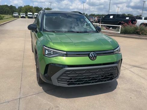 Used 2025 Volkswagen Taos SE FWD image 3