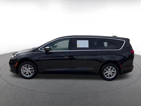 Used 2025 Chrysler Pacifica Select FWD image 7