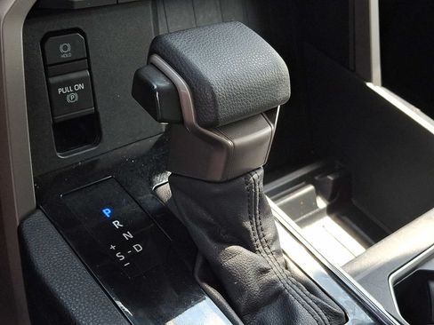 Used 2022 Toyota Tundra SR5 w/ SR5 Convenience Package AWD/4WD image 11