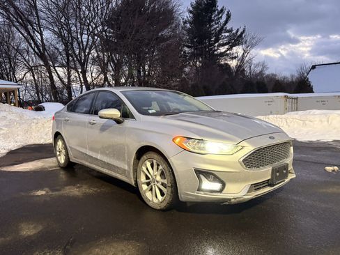 Used 2019 Ford Fusion SE image 3