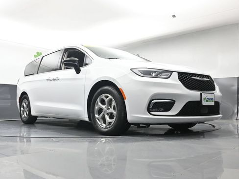 Used 2024 Chrysler Pacifica Limited FWD image 26