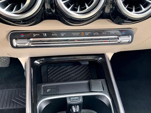 Used 2020 Mercedes-Benz GLB 250 image 32