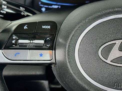 Used 2024 Hyundai Elantra SE FWD image 11