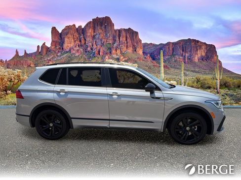 Used 2023 Volkswagen Tiguan SE R-Line FWD image 9