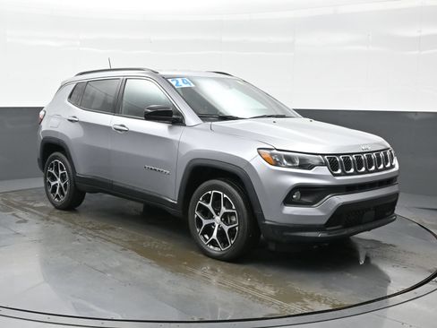 Used 2024 Jeep Compass Latitude AWD/4WD image 11