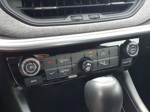 Used 2025 Jeep Compass Latitude AWD/4WD image 6