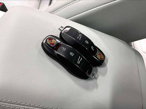 Used 2025 Porsche Macan image 38