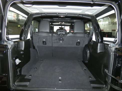 Used 2022 Jeep Wrangler Unlimited Sahara image 6