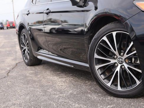 Used 2020 Toyota Camry SE image 3