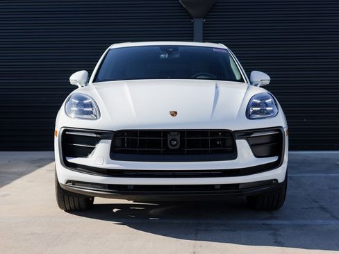 Certified 2025 Porsche Macan image 10