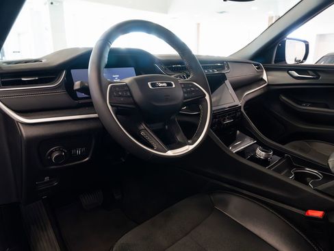Used 2024 Jeep Grand Cherokee L Altitude AWD/4WD image 8