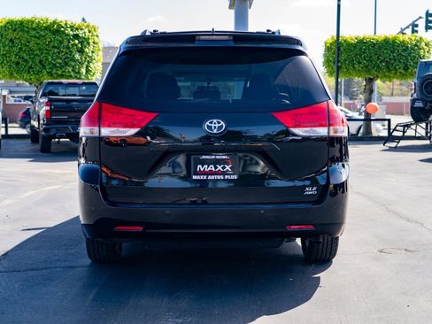 Used 2013 Toyota Sienna XLE w/ Premium Pkg AWD/4WD image 7