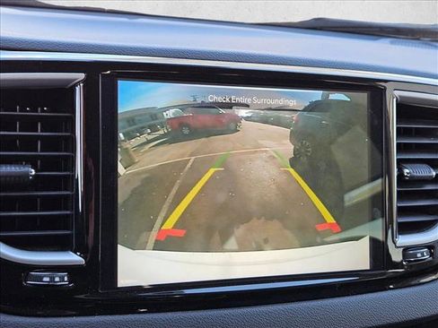 Used 2024 Chrysler Pacifica Touring-L image 15