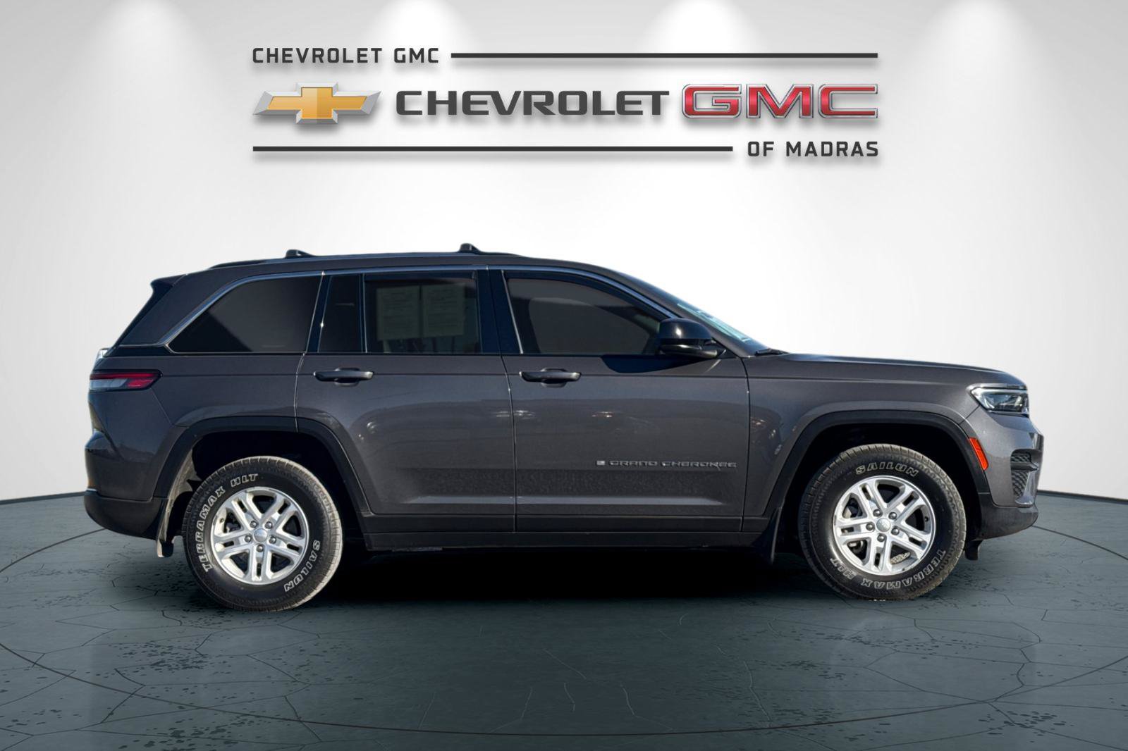 Used 2023 Jeep Grand Cherokee Laredo AWD/4WD image 2