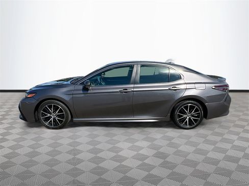Used 2023 Toyota Camry SE image 4