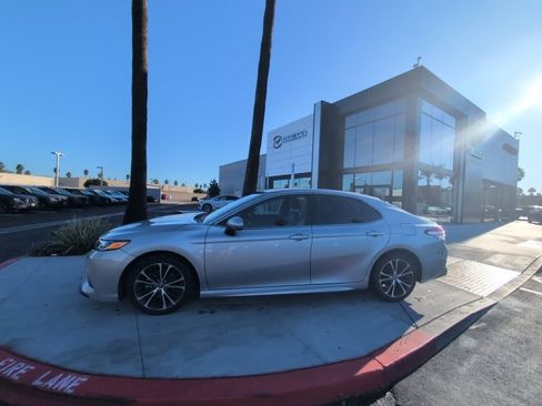 Used 2020 Toyota Camry SE image 6