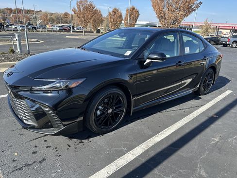 Used 2026 Toyota Camry SE image 5