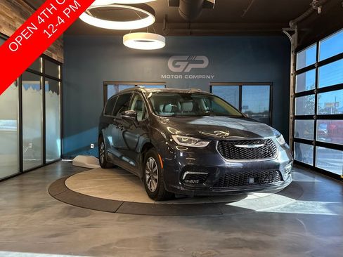 Used 2021 Chrysler Pacifica Touring-L FWD image 1