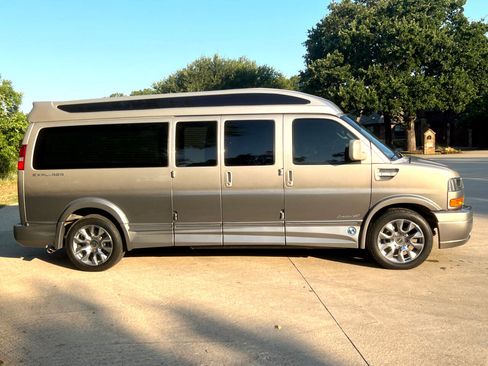 Used 2022 GMC Savana 2500 Extended w/ Enhanced Convenience Package image 2