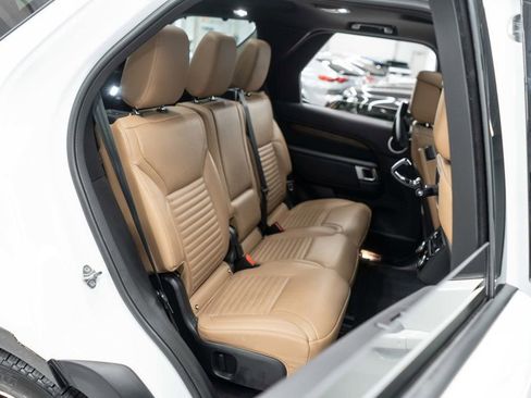 Used 2024 Land Rover Discovery Dynamic SE image 12