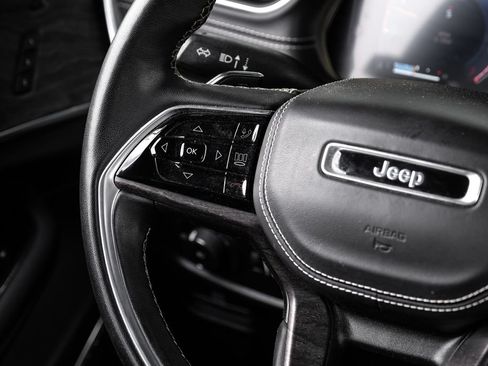 Used 2022 Jeep Grand Cherokee Overland w/ Luxury Tech Group IV AWD/4WD image 27