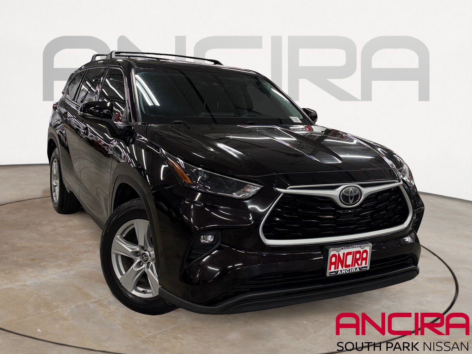 Used 2022 Toyota Highlander LE FWD image 1